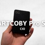 CIO SMARTCOBY Pro SLIMを手に持っている様子