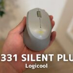 Logicoolのマウスを手に持っている様子