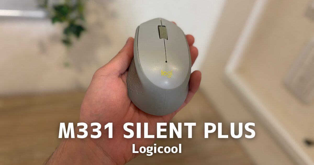 Logicoolのマウスを手に持っている様子