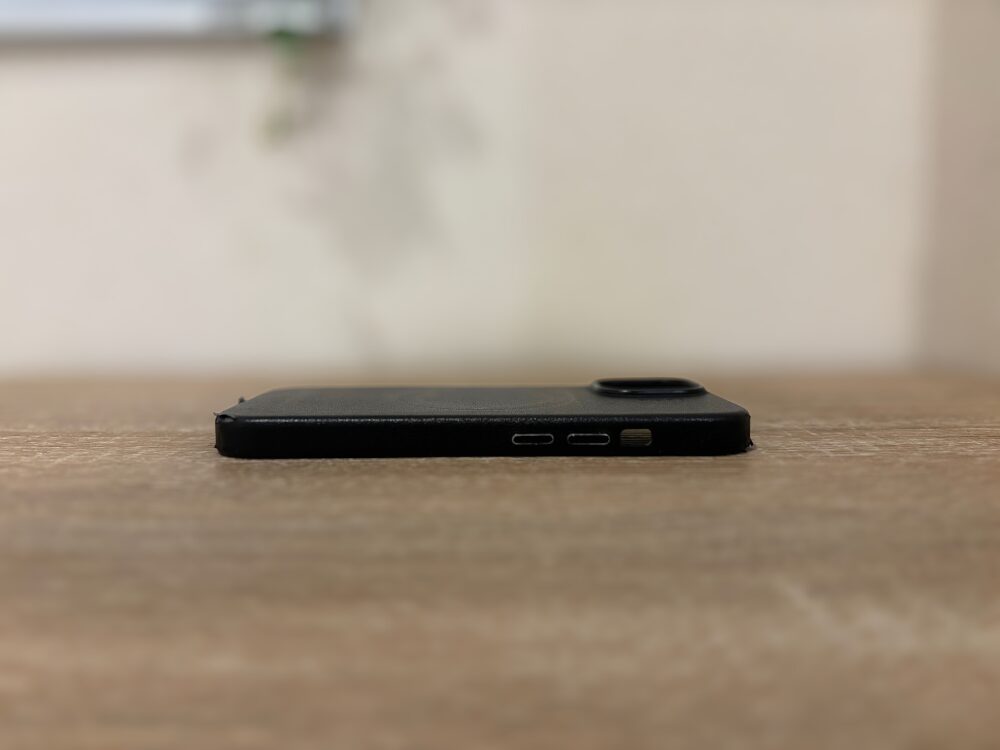 MOFTのiPhoneケースを横から見た画像