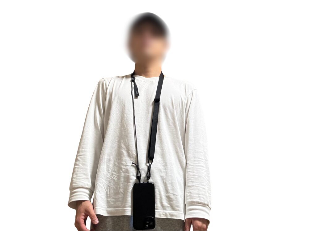 MOFTスマホストラップを掛けている人の画像