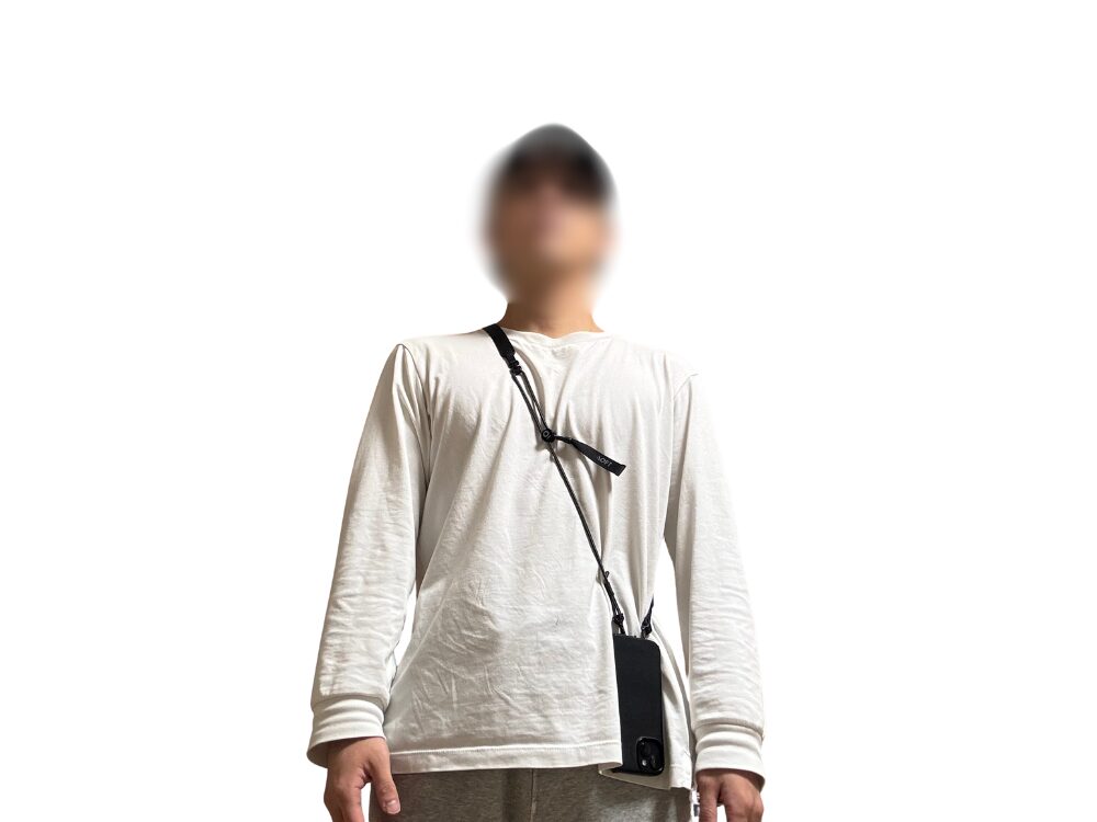 MOFTスマホストラップを肩掛けしてる画像