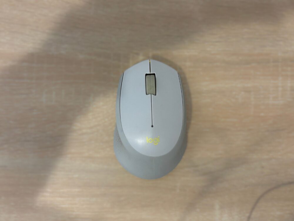 Logicoolのマウスを真上から映した画像