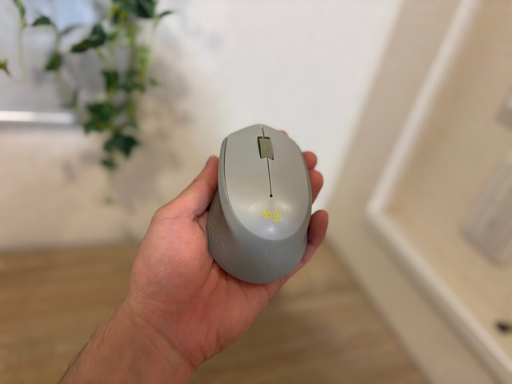 Logicoolのマウスを手に持った画像