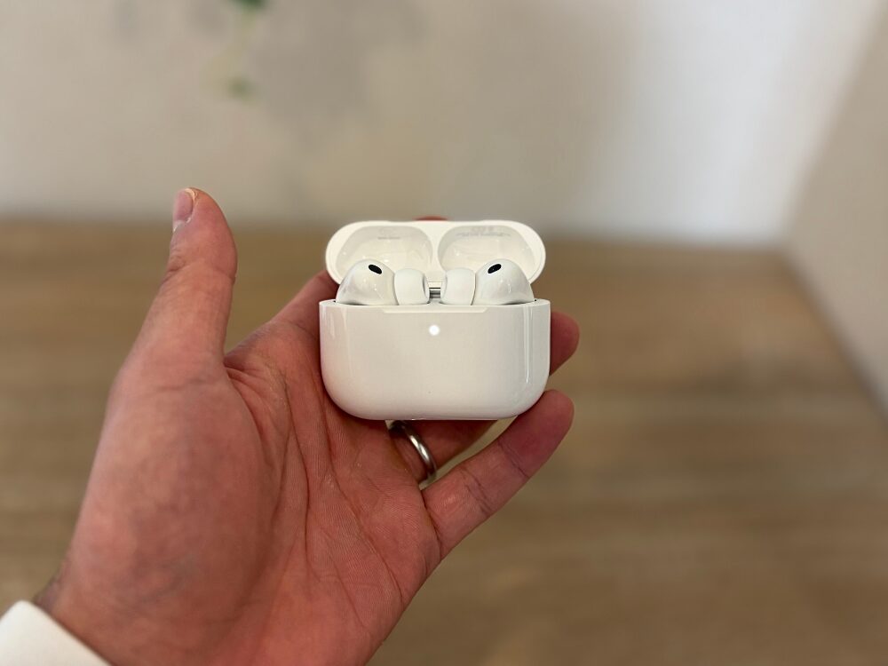 AirPodsPro3のケースを開けている画像