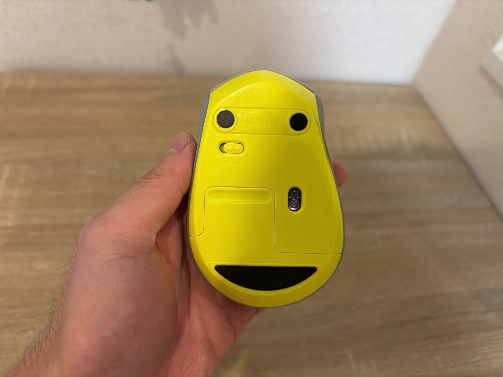 Logicoolのマウスの底面の画像