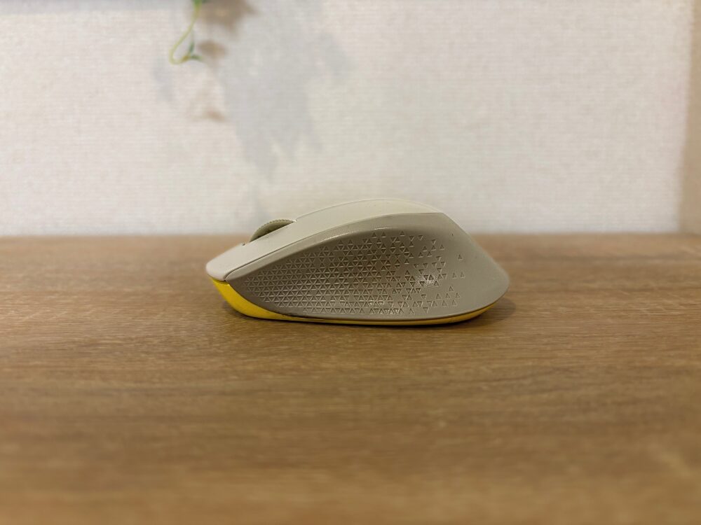 Logicoolのマウスを真横から映した様子