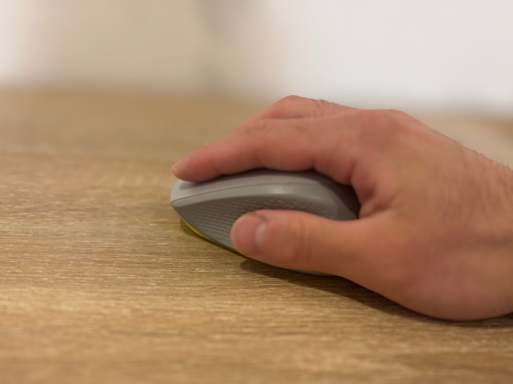 Logicoolのマウスを握った様子