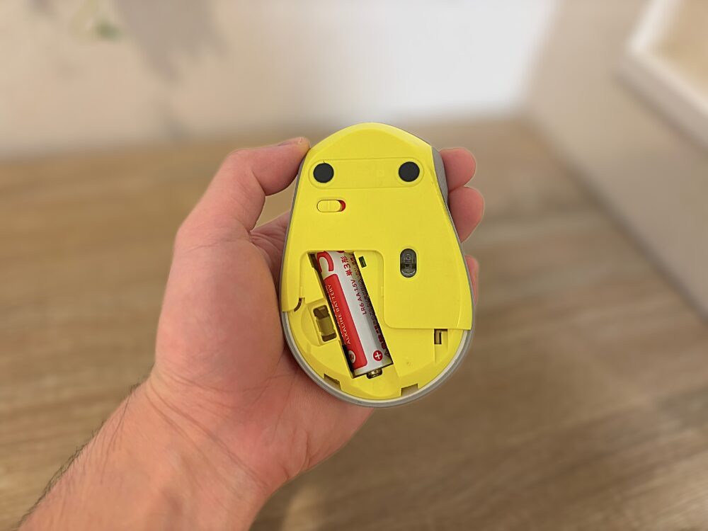 Logicoolのマウスの電池蓋を外した様子