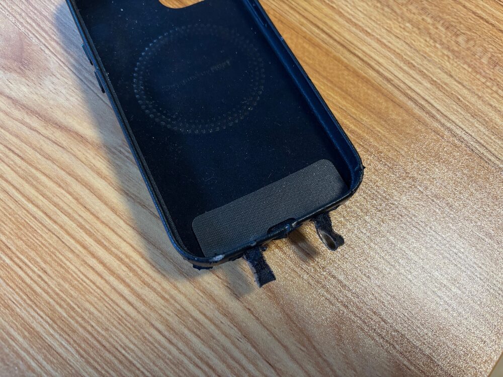 MOFTスマホストラップの布製ホルダーをケースに装着した様子