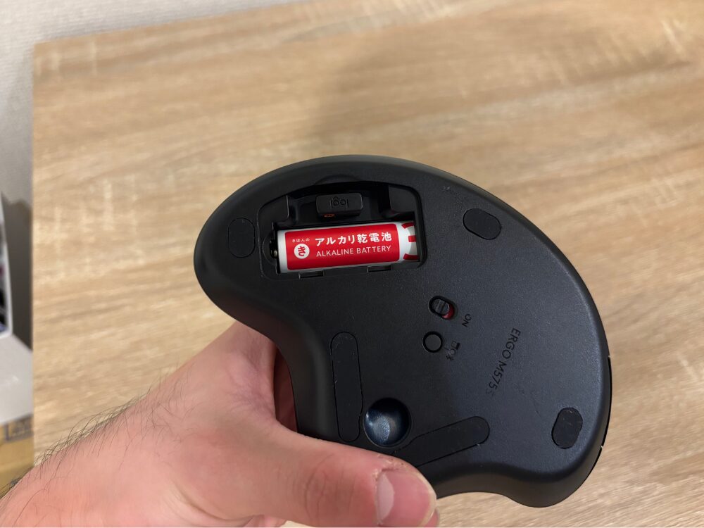 M575 マウス　電池　画像