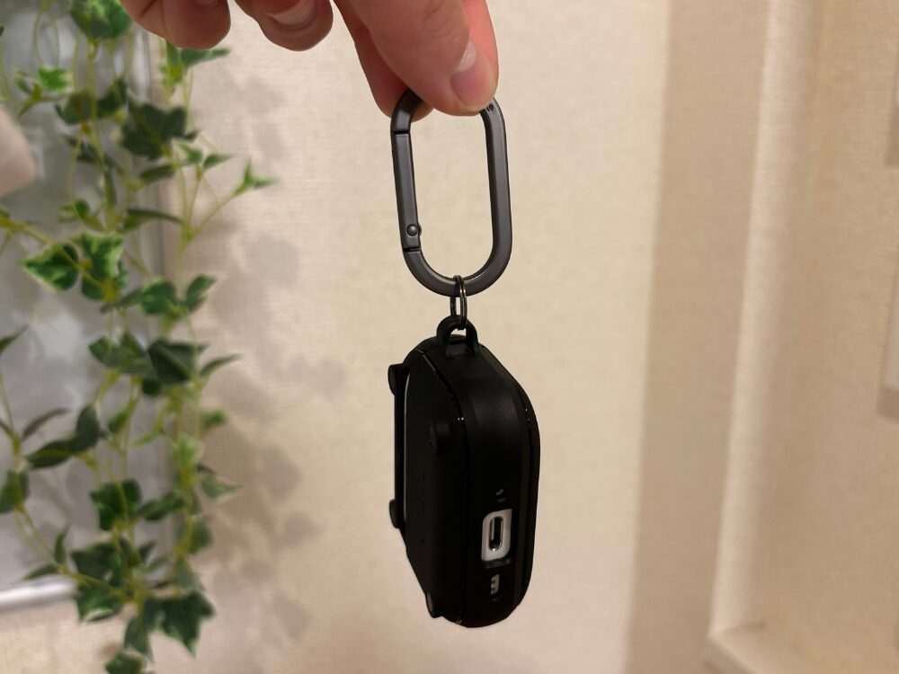 Ringke Onyx Magnetic AirPods Pro 3用ケースのカラビナの画像
