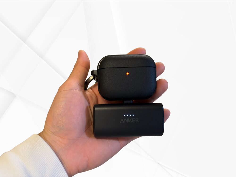 Ringke Onyx Magnetic AirPods Pro 3用ケースを付けながら充電している様子