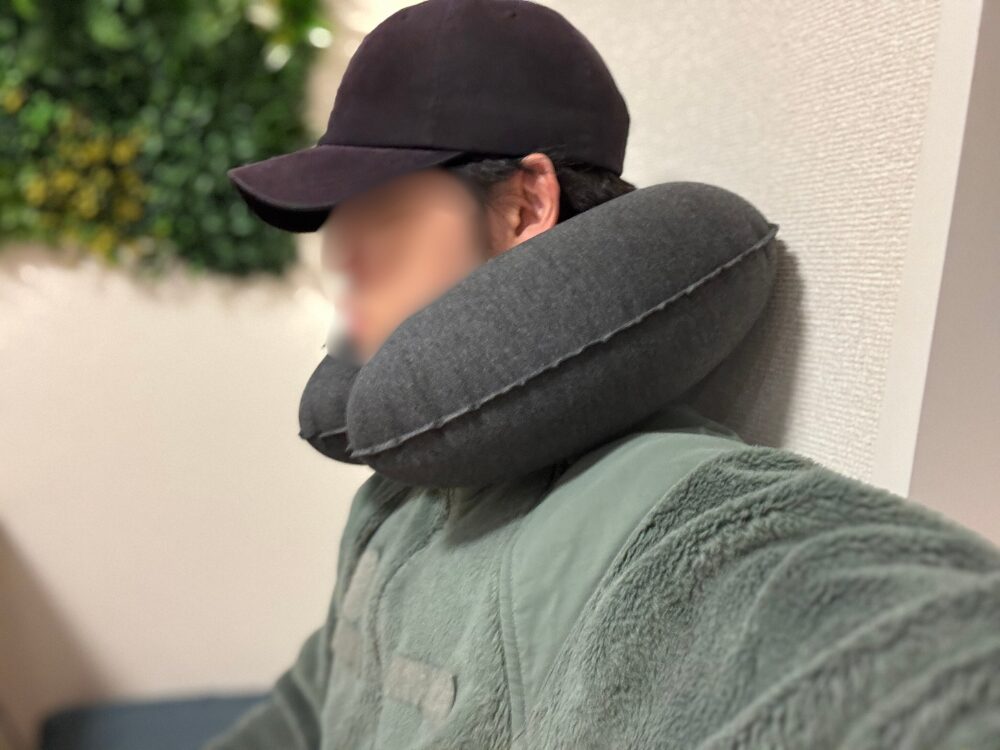 minimalU+を首に付けている画像