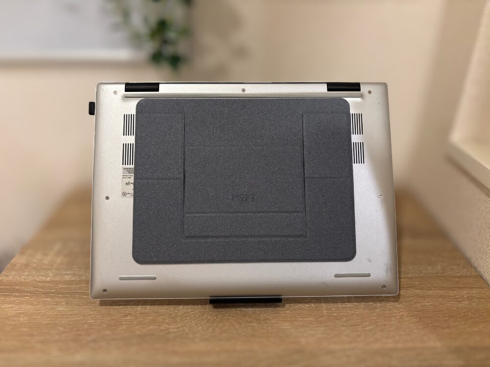 MOFT ノートPCスタンドをPCに貼り付けた状態の画像
